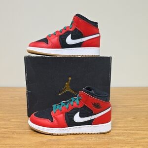 Air Jordan 1 Mid SE (GS) Christmas 2022 Size Women's 7.5 DQ8418 006 New
